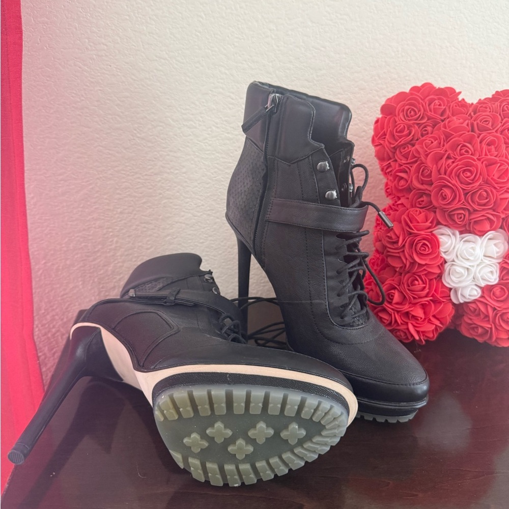 BCBGMAXAZRIA MA-NOLA black lace up stiletto ankle boots size 9M/39 zip&strap